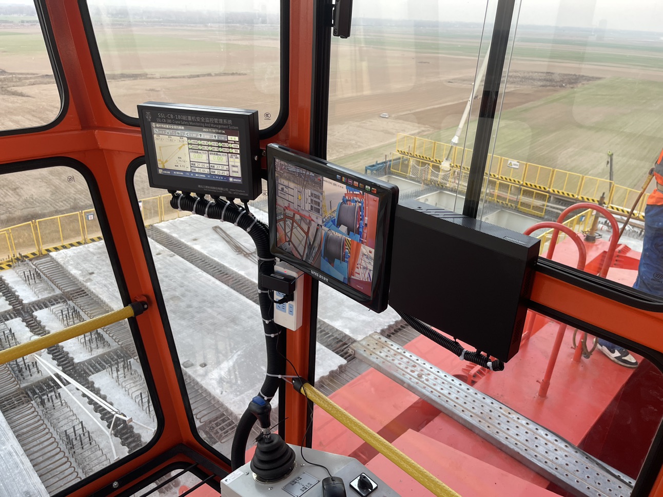湖北三思科技桅桿吊安全監(jiān)控系統(tǒng)，助力河南首條樁板式無土路基高速